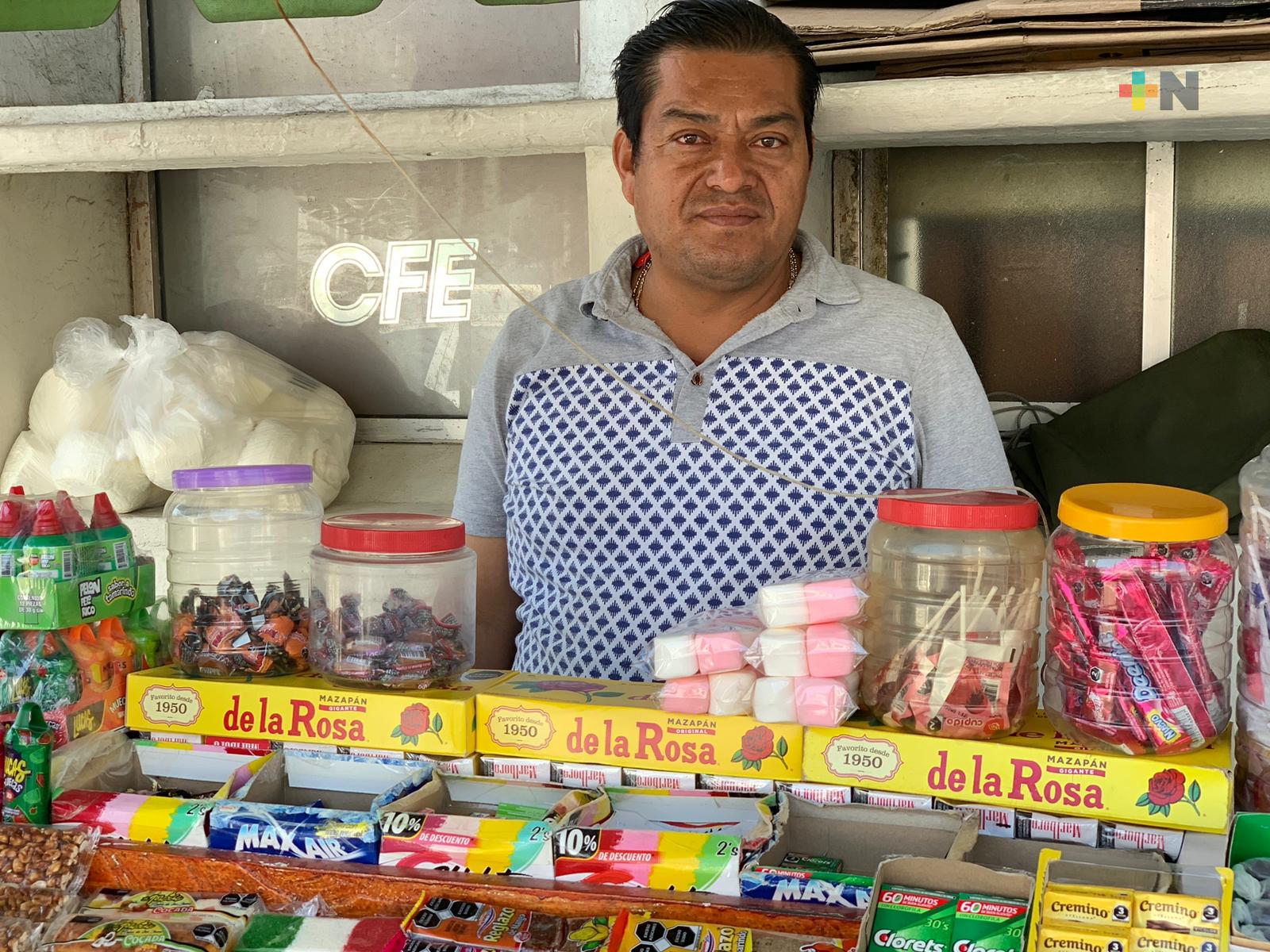 Acatan disposiciones de ley, dulceros de Coatza, y no exhiben cigarros