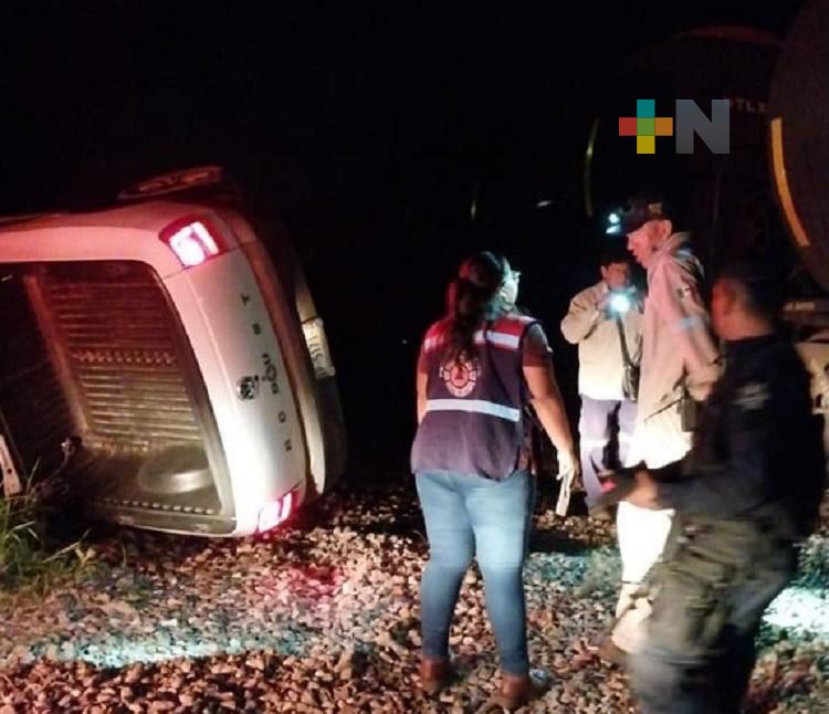En Chinameca, tren arrastra camioneta; conductor pierde la vida