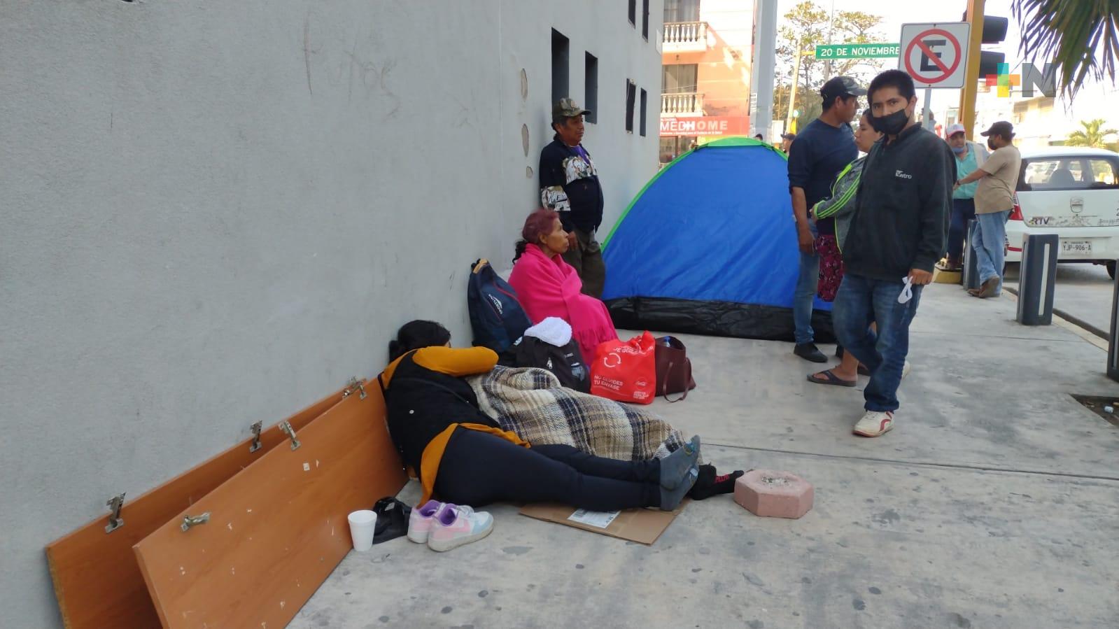 Esperan noticias de su bisnieta afuera del hospital; desde hace días duermen en la intemperie