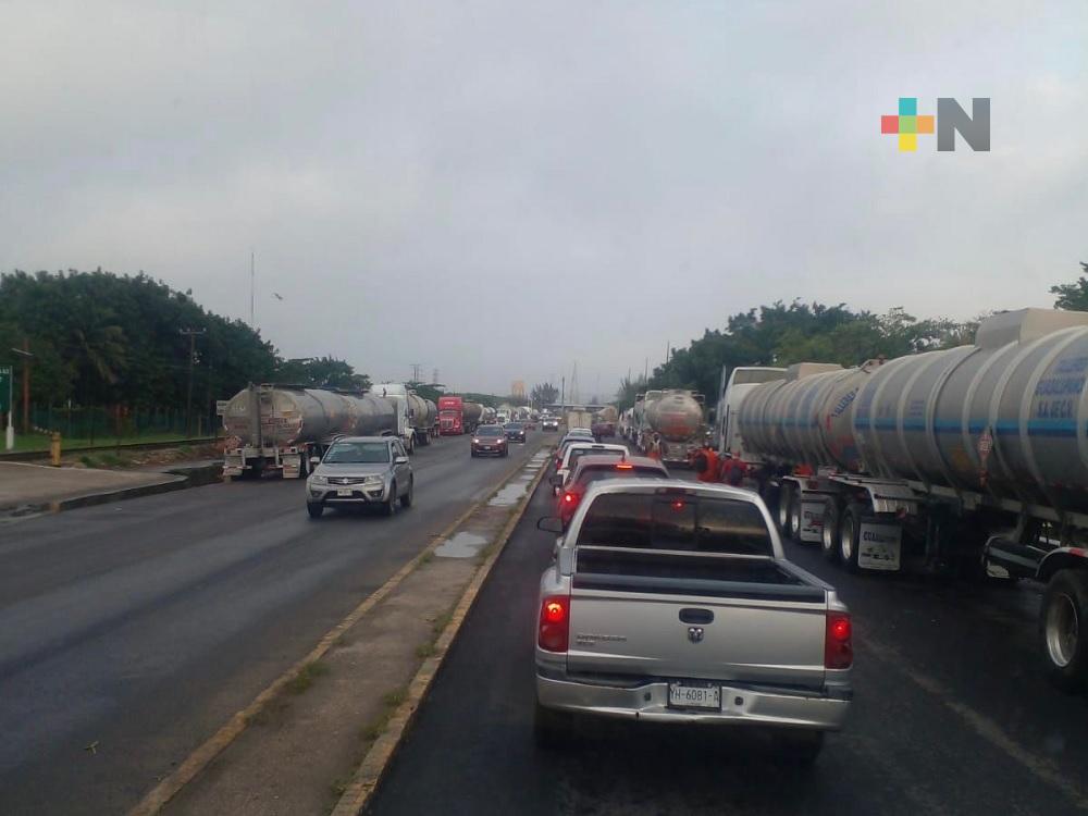 Provocan pipas de doble remolque caos en Terminal de Pajaritos