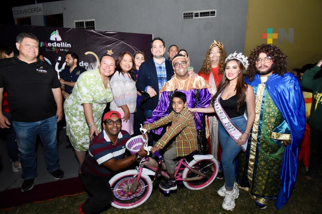 Con espectáculo de lucha libre y miles de juguetes celebra Marcos Isleño el Día de Reyes