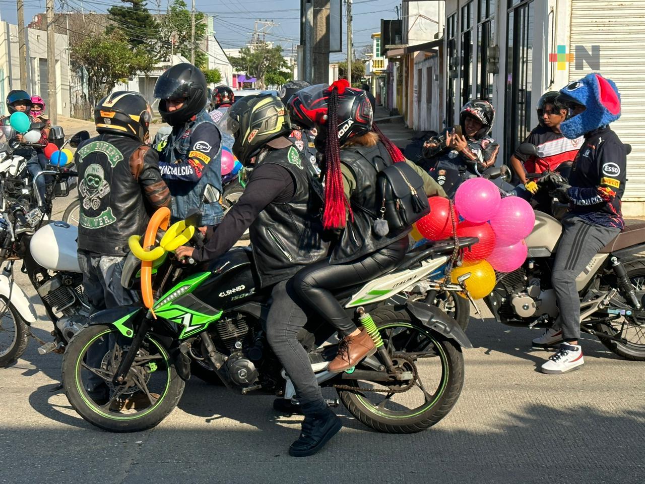 Motociclistas del sur de Veracruz regalan juguetes a niños con motivo del Día de Reyes