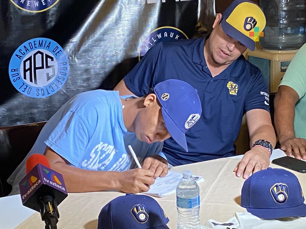 Cerveceros de Milwaukee firma al pitcher veracruzano Erick Prado