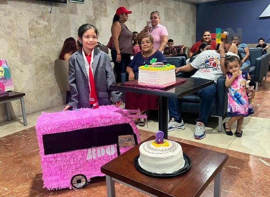 Niña con discapacidad auditiva tuvo peculiar festejo de cumpleaños