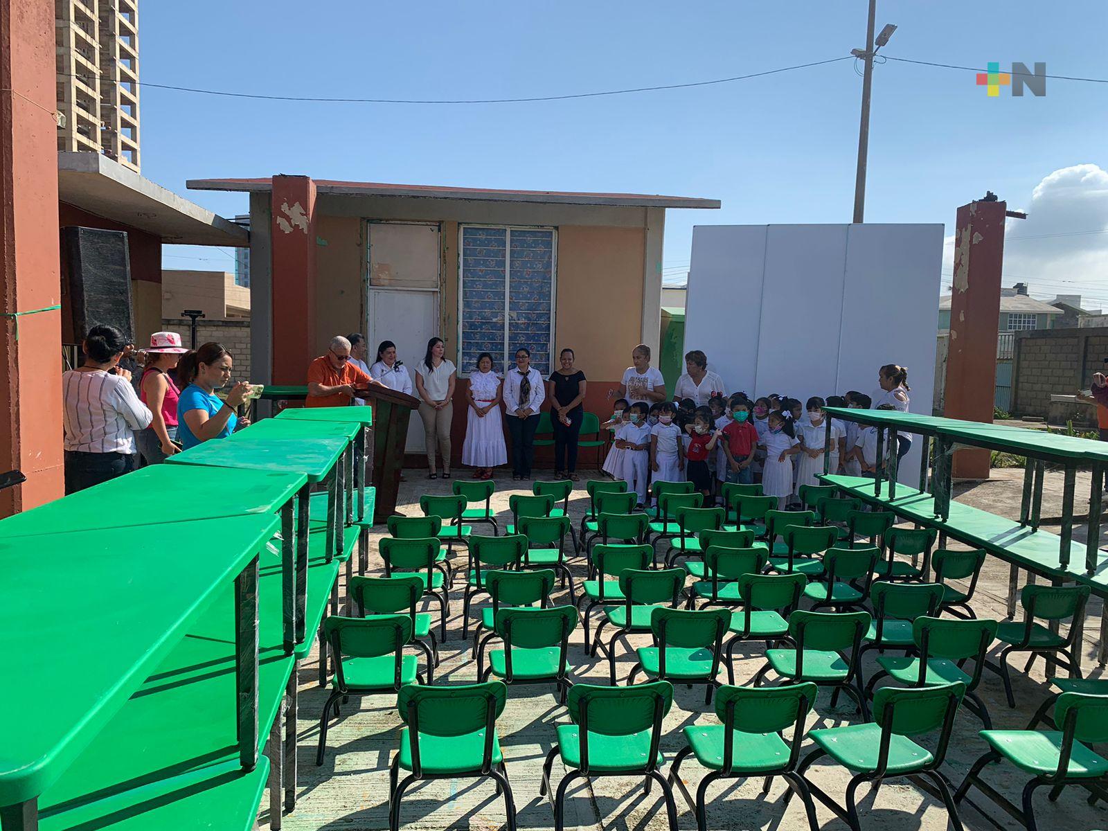 Ayuntamiento de Coatzacoalcos entregó mobiliario a kínder de Coatzacoalcos
