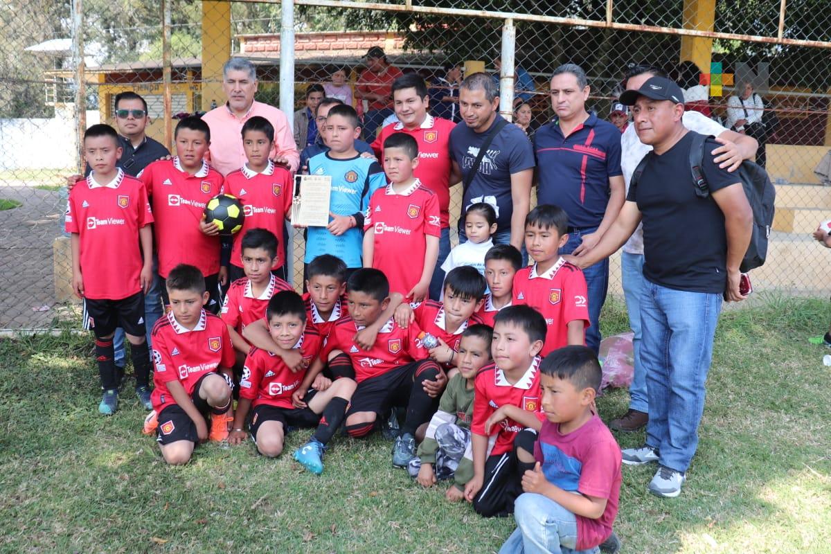 Premia director del IVD a los campeones de los Juegos de Educación Básica