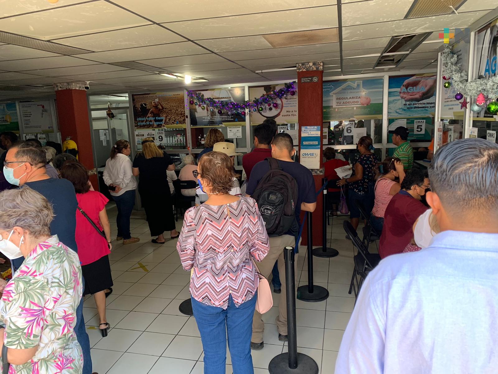 De manera ordenada realizan pago anual  del agua en Coatzacoalcos