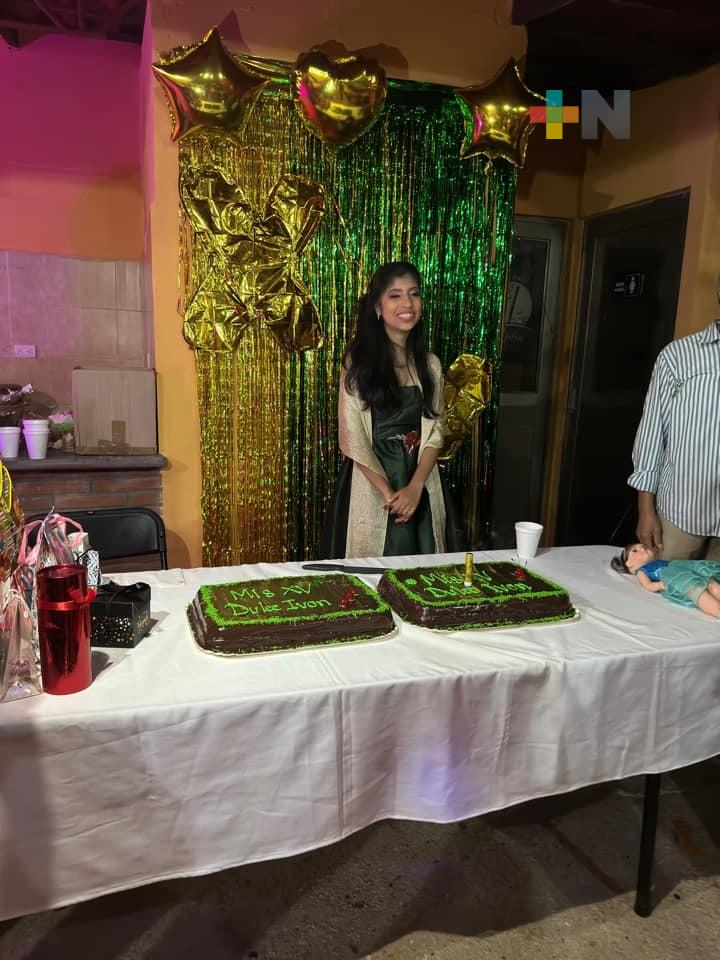 Quinceañera se vuelve viral en Coatzacoalcos tras ser plantada por sus invitados