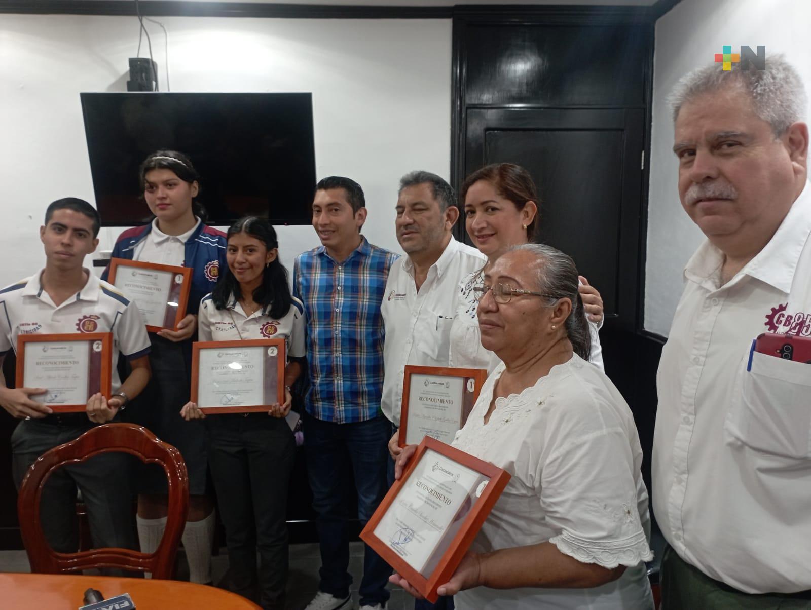Reciben reconocimiento alumnos y asesores de CBTIS 85 de Coatzacoalcos