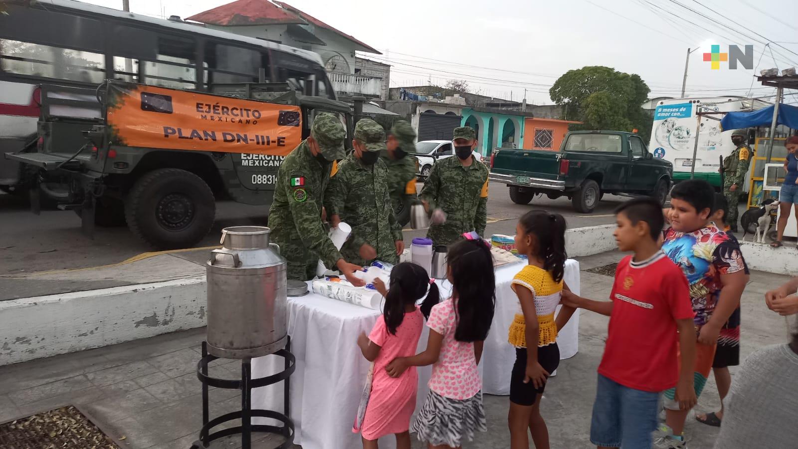 Reparte Batallón de Infantería de La Boticaria alimentos calientes