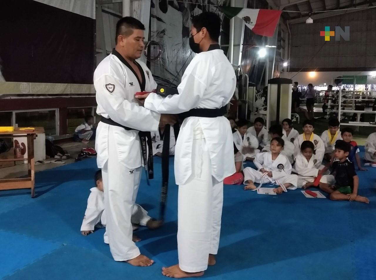 Halcones de Coatzacoalcos realiza examen de grados