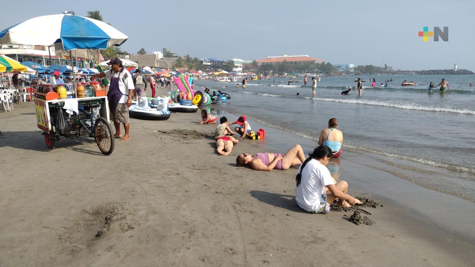Turistas llegan a playa Villa del Mar de Veracruz