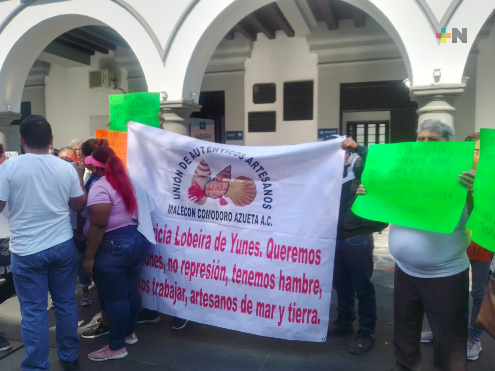 Protestan artesanos desplazados del Malecón de Veracruz