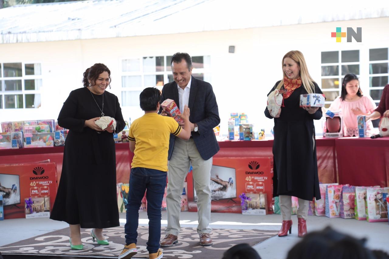 Reyes Magos llevan alegría a niñas y niños en el Conecalli