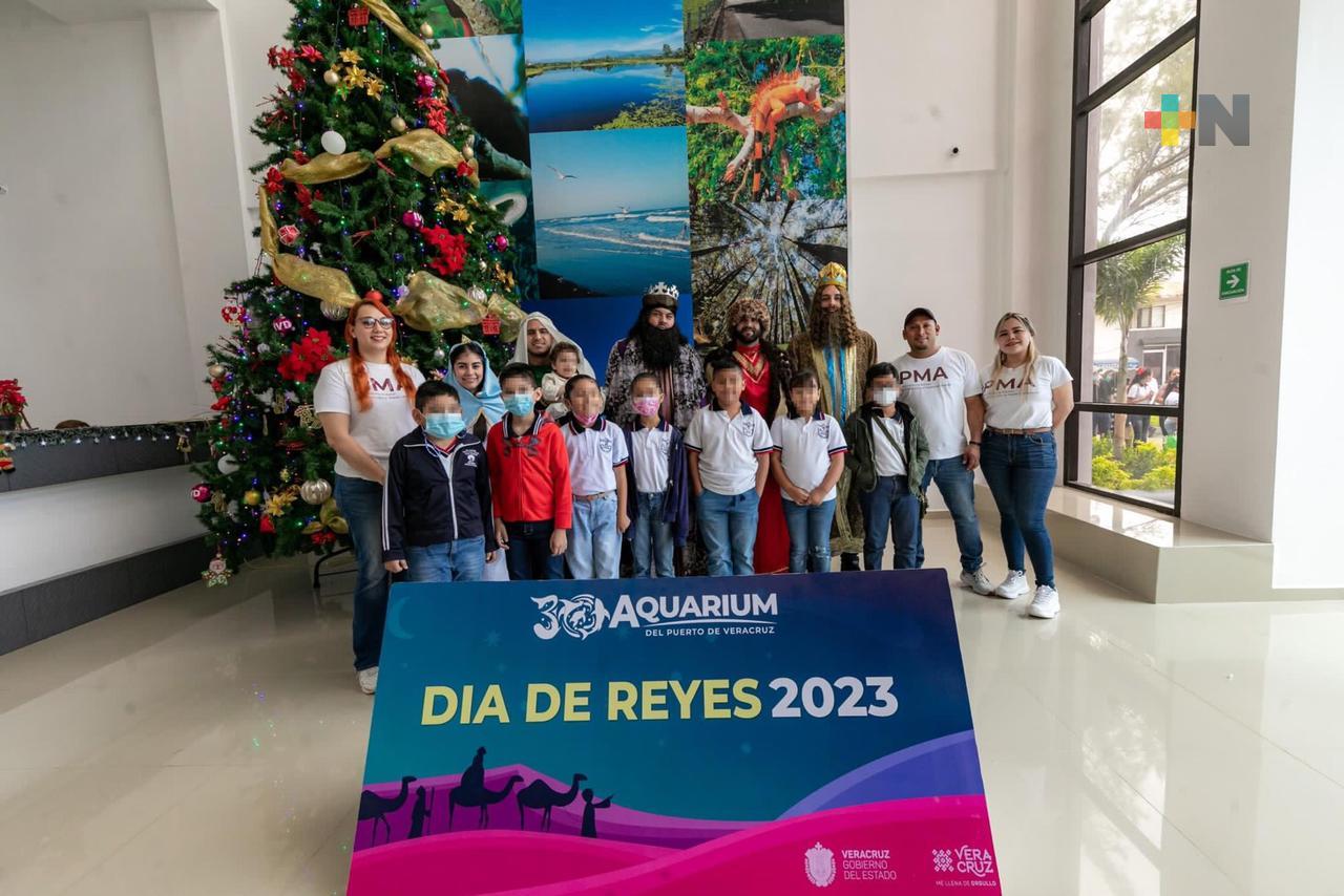 Reciben Reyes Magos a infantes en martes gratuito en el Aquarium