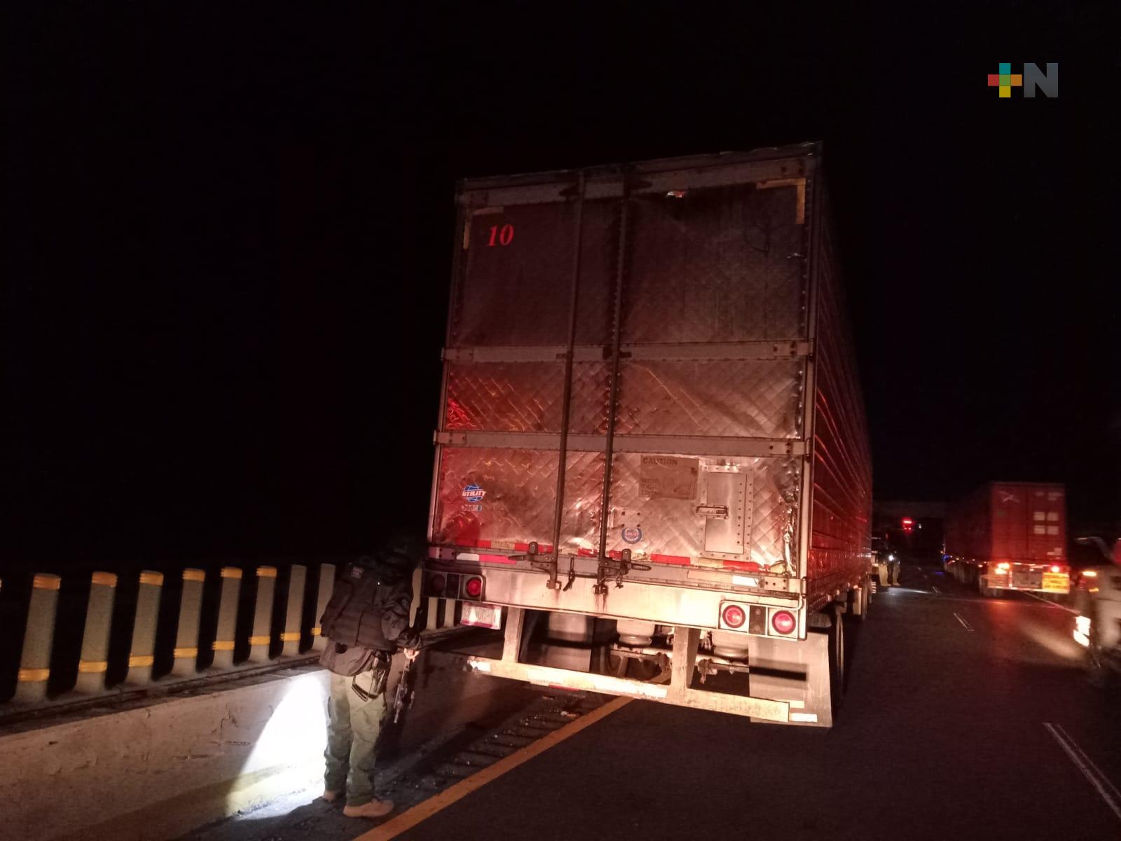 Recupera Fuerza Civil tracto camión cargado con mil 400 cajas de camarón en Cuitláhuac