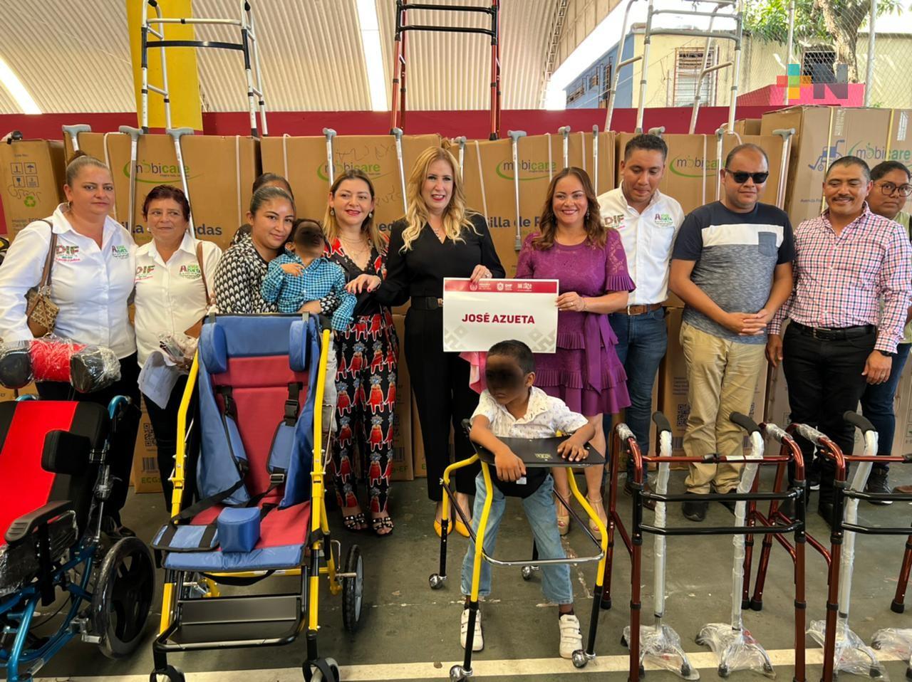 Entrega DIF Estatal apoyos funcionales en Ciudad Isla