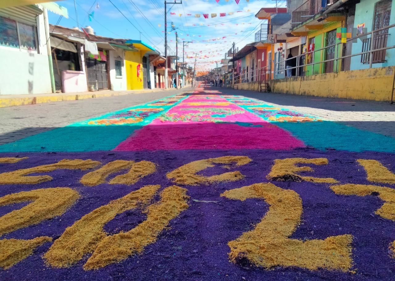 Colocan tapete de aserrín para celebrar el Santo Entierro de Cristo en Teocelo