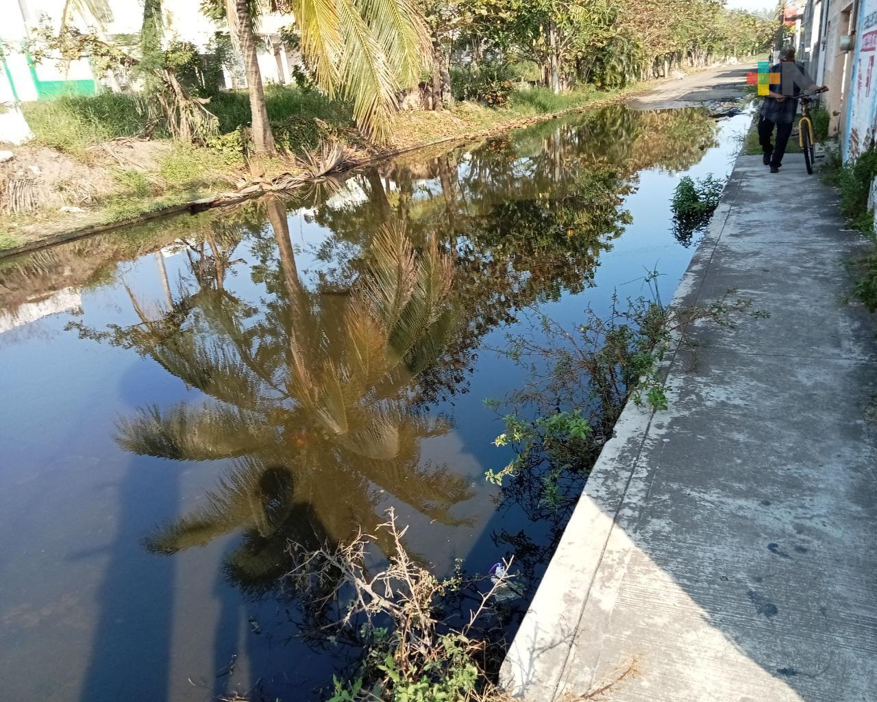 Aguas negras invaden avenida de Boca del Río