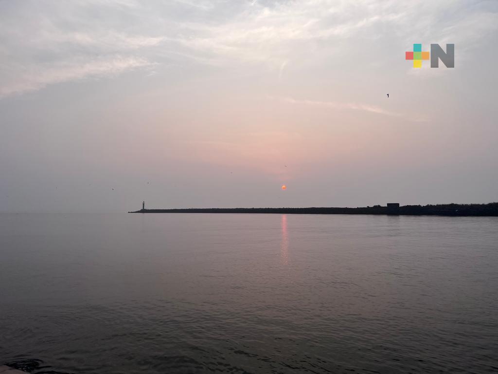 Como es tradición, turistas y familias reciben el 2023 en bulevar de Veracruz y Boca