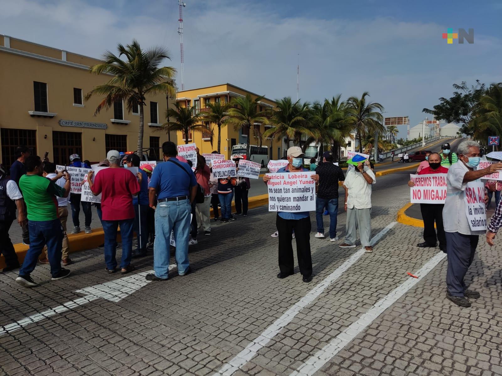 Ambulantes desalojados del Malecón de Veracruz bloquean puente Morelos