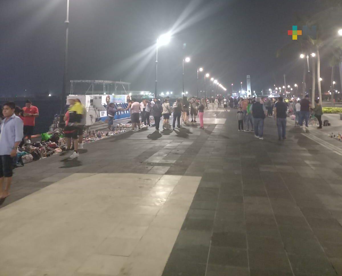 Vuelven vendedores ambulantes al malecón de Veracruz