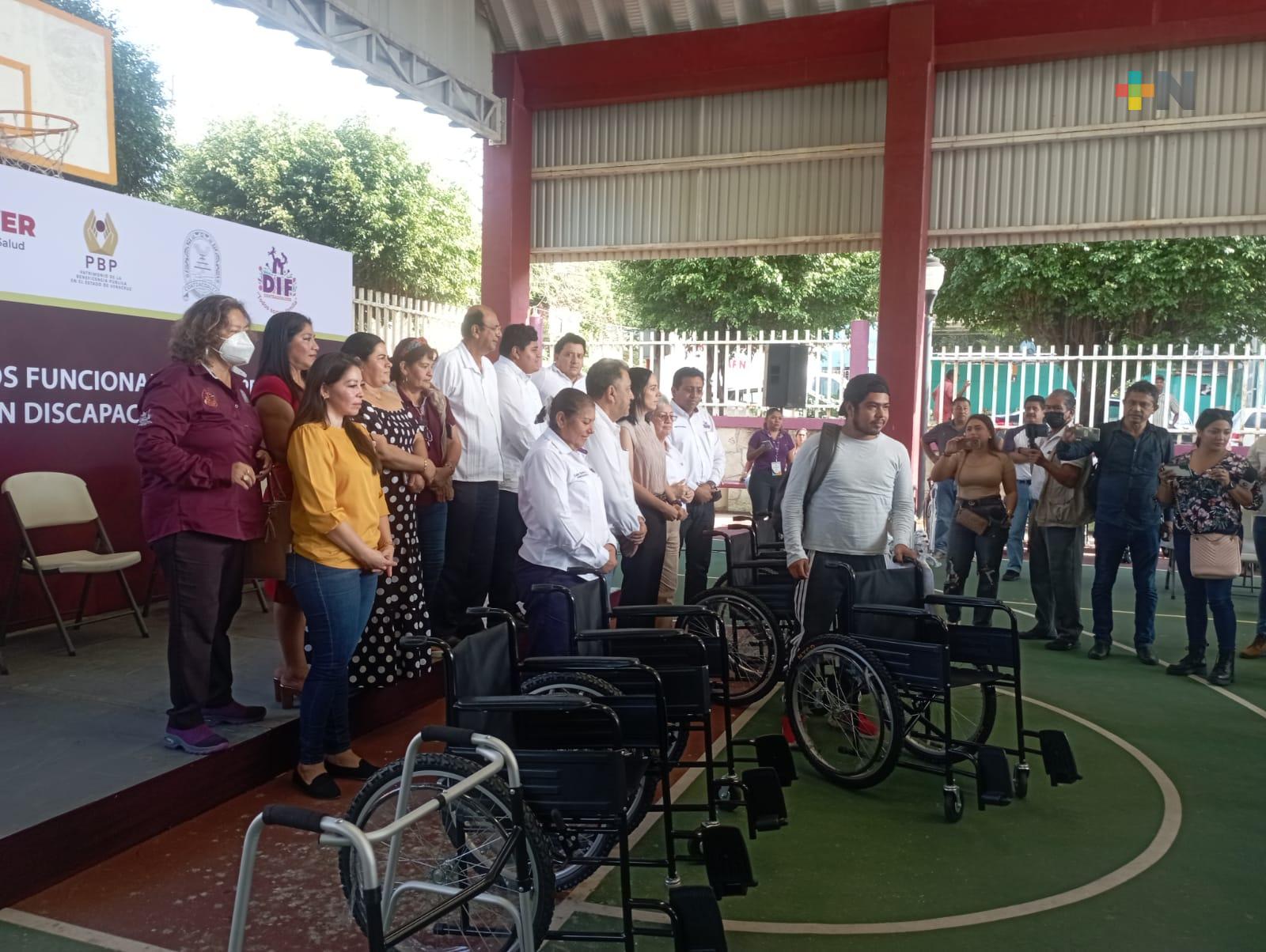 Reciben apoyos funcionales personas con discapacidad de Coatzacoalcos