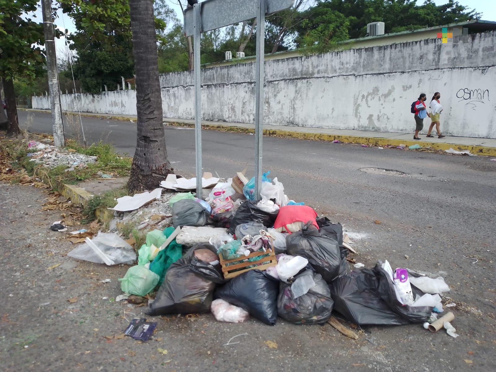 Irregularidades en servicio de recolección de basura provoca acumulación en calles de Boca del Río