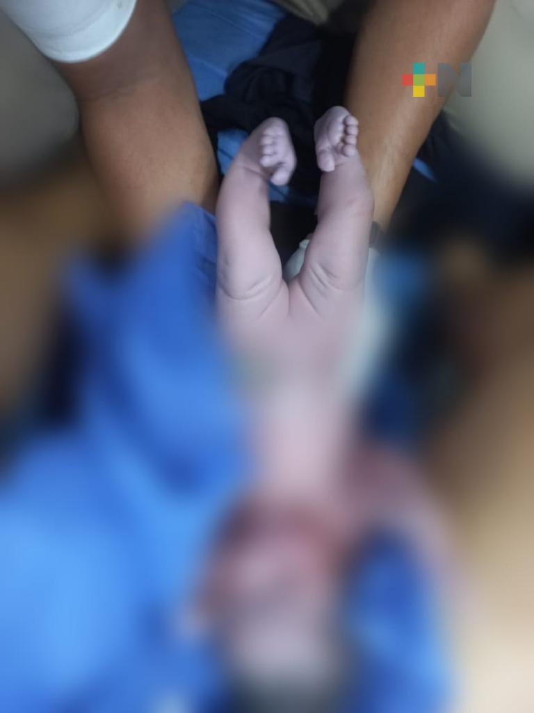 En Coatza, bebé nació en ambulancia camino al hospital