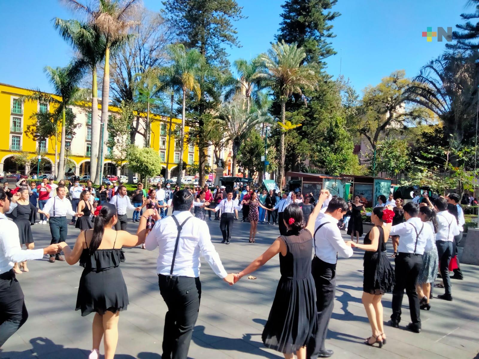 Estudiantes de la UV dieron muestra de su talento en parque Juárez de Xalapa