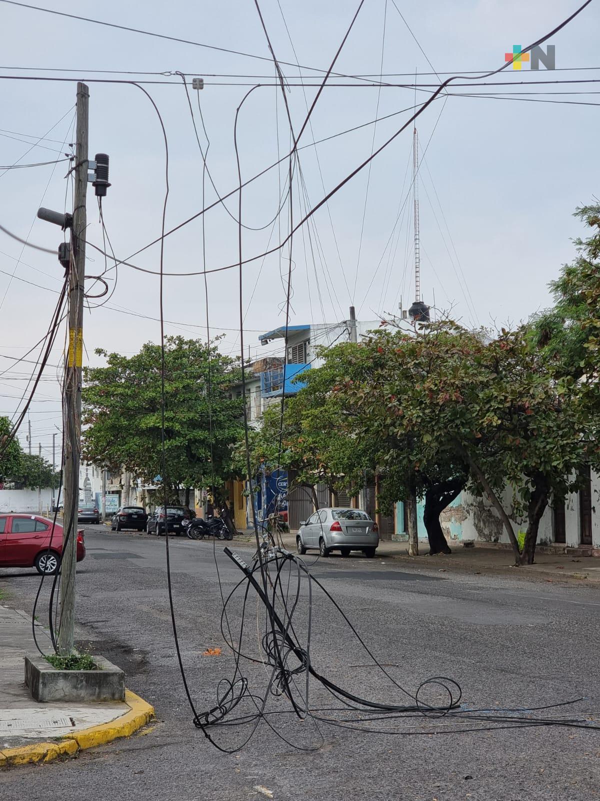 Viento provocó caída de cables de telefonía en Centro de Veracruz puerto