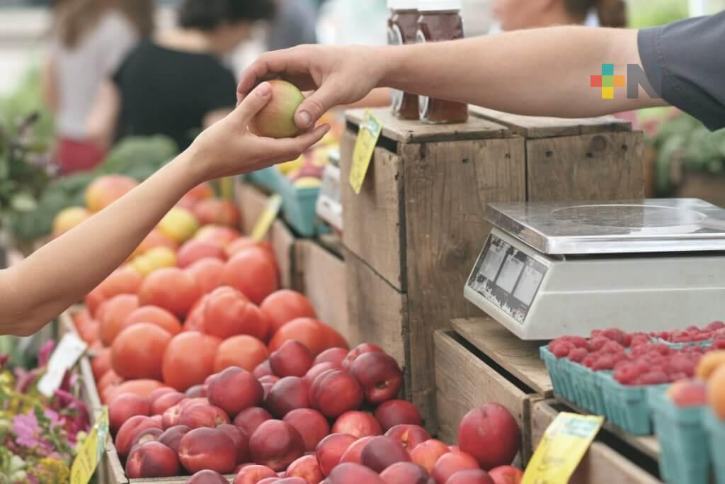 Precios de la canasta básica mantienen tendencia a la baja: AMLO