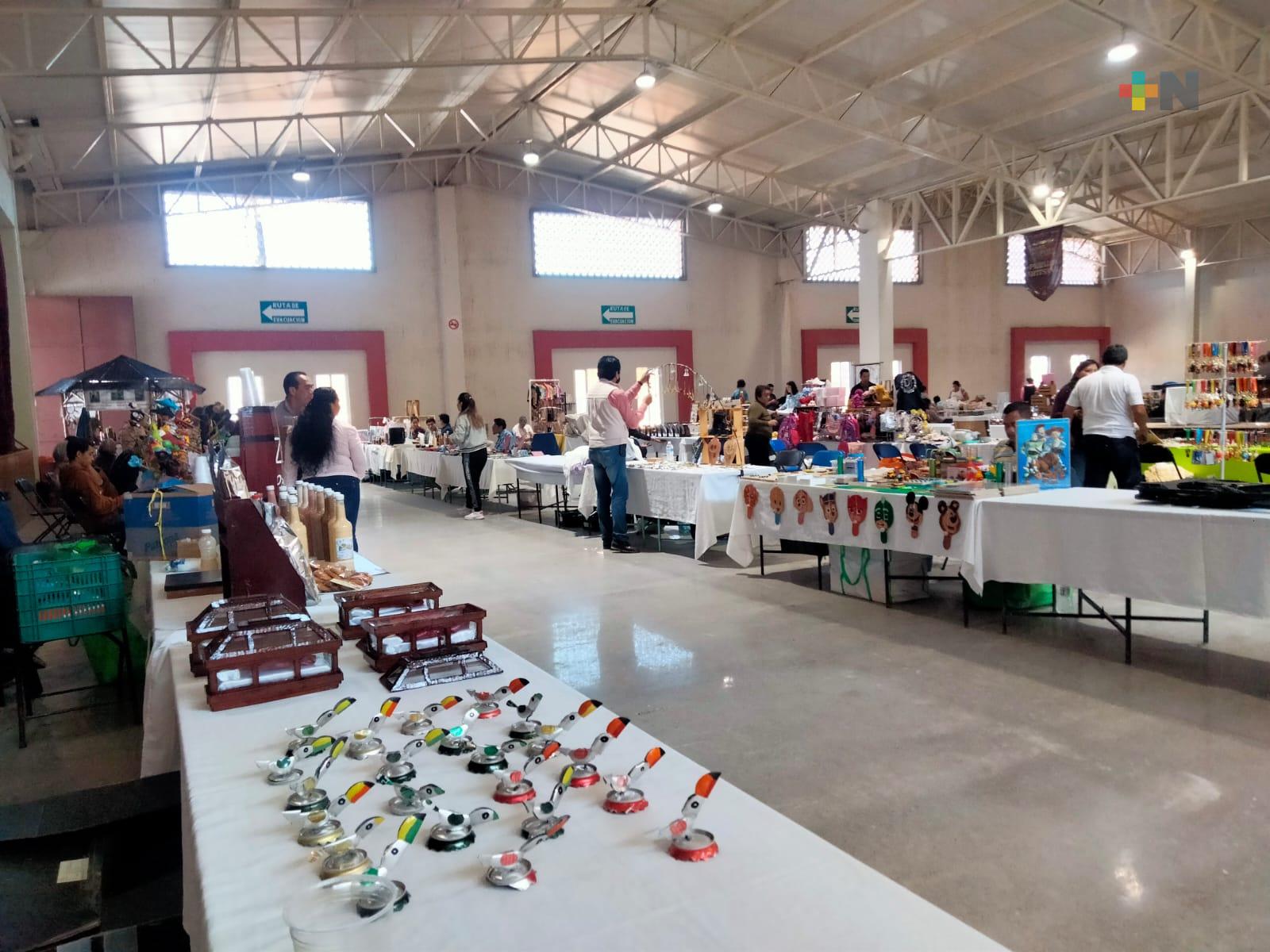 Artesanos ofrecen sus productos en fiesta del Santo Entierro de Cristo