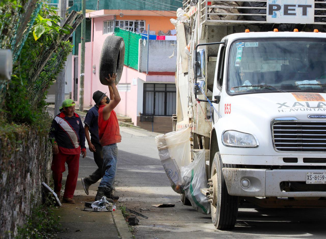 Lleva Salud jornada de descacharrización en colonia de Xalapa