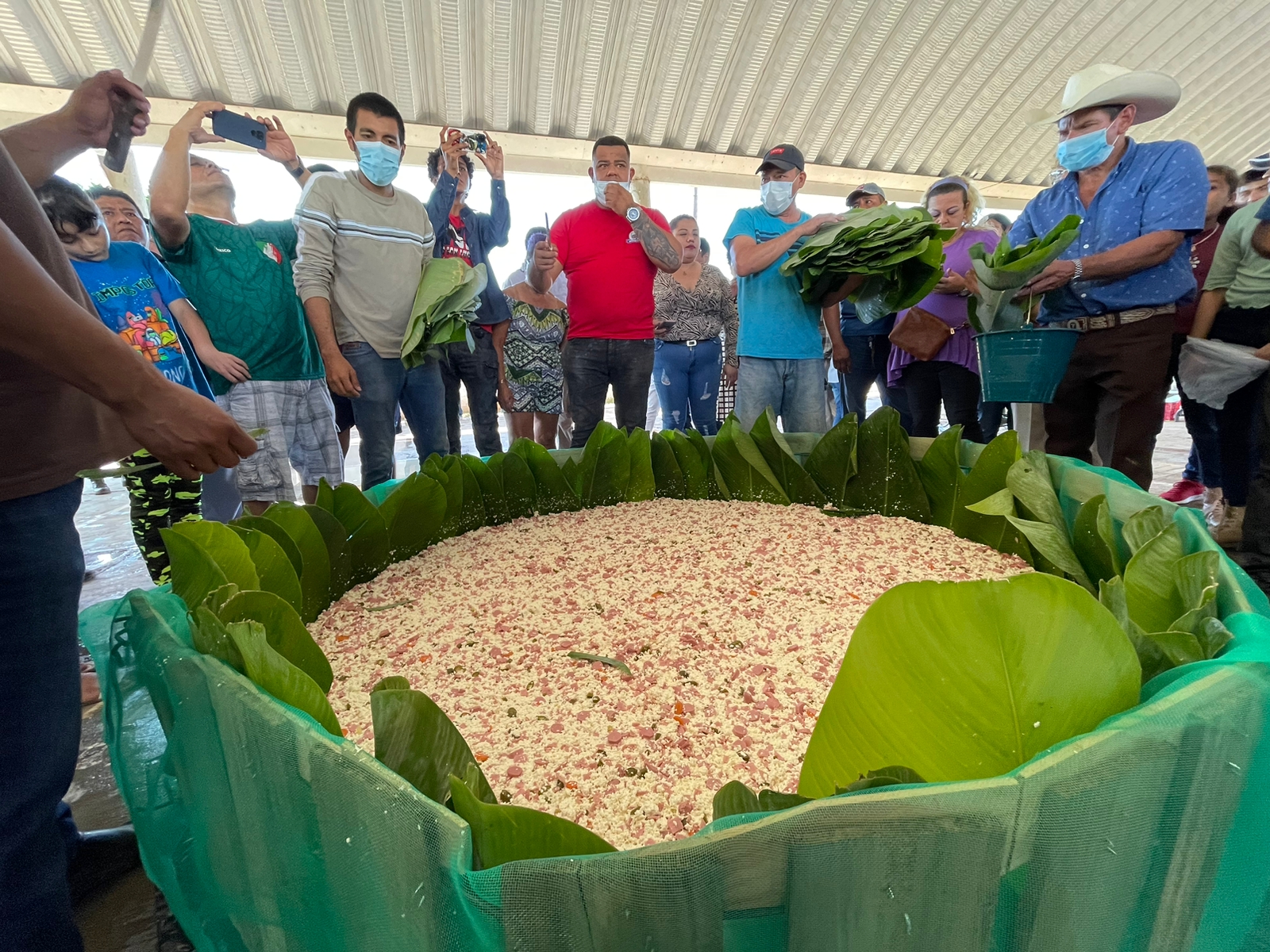 Realizan queso botanero más grande del mundo en Sayula de Alemán