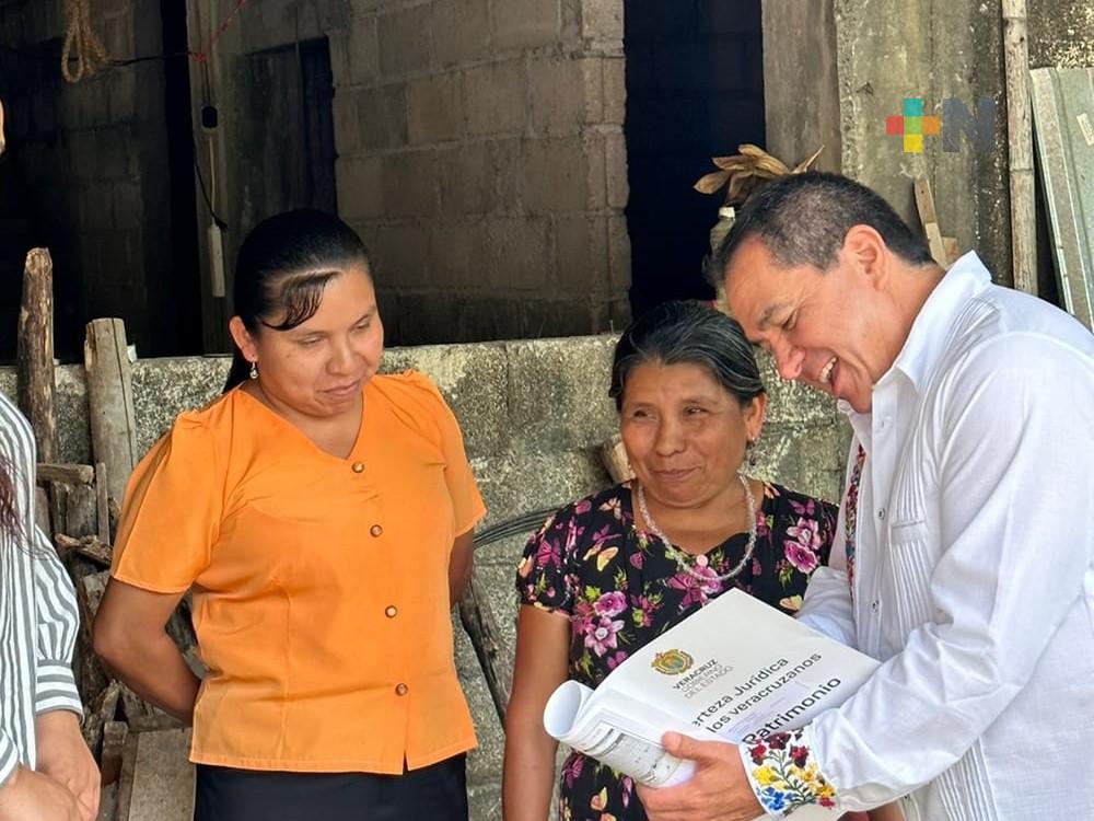 Entrega subsecretario de Finanzas escrituras públicas a legítimos propietarios en Álamo y Tuxpan