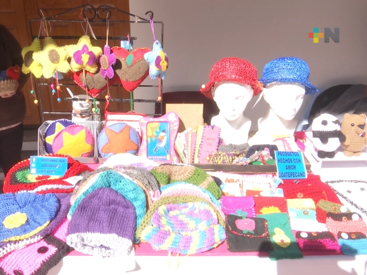 Expoventa de emprendedores en bajos del palacio municipal de Coatepec