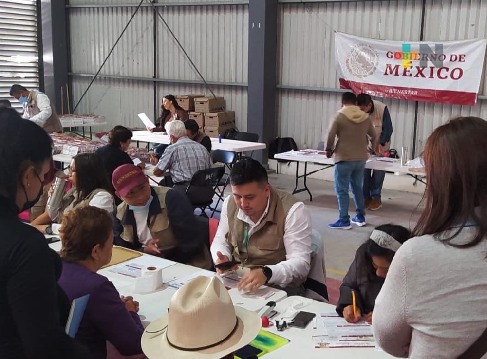 En gimnasio Omega continúa entrega de tarjetas del Bienestar a personas adultas mayores