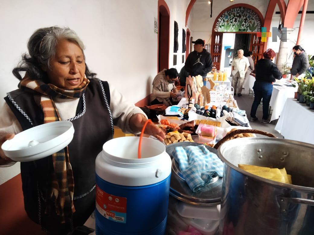 Ofrecen productos y alimentos en expoventa México de mis Ayeres, en Centro Recreativo Xalapeño
