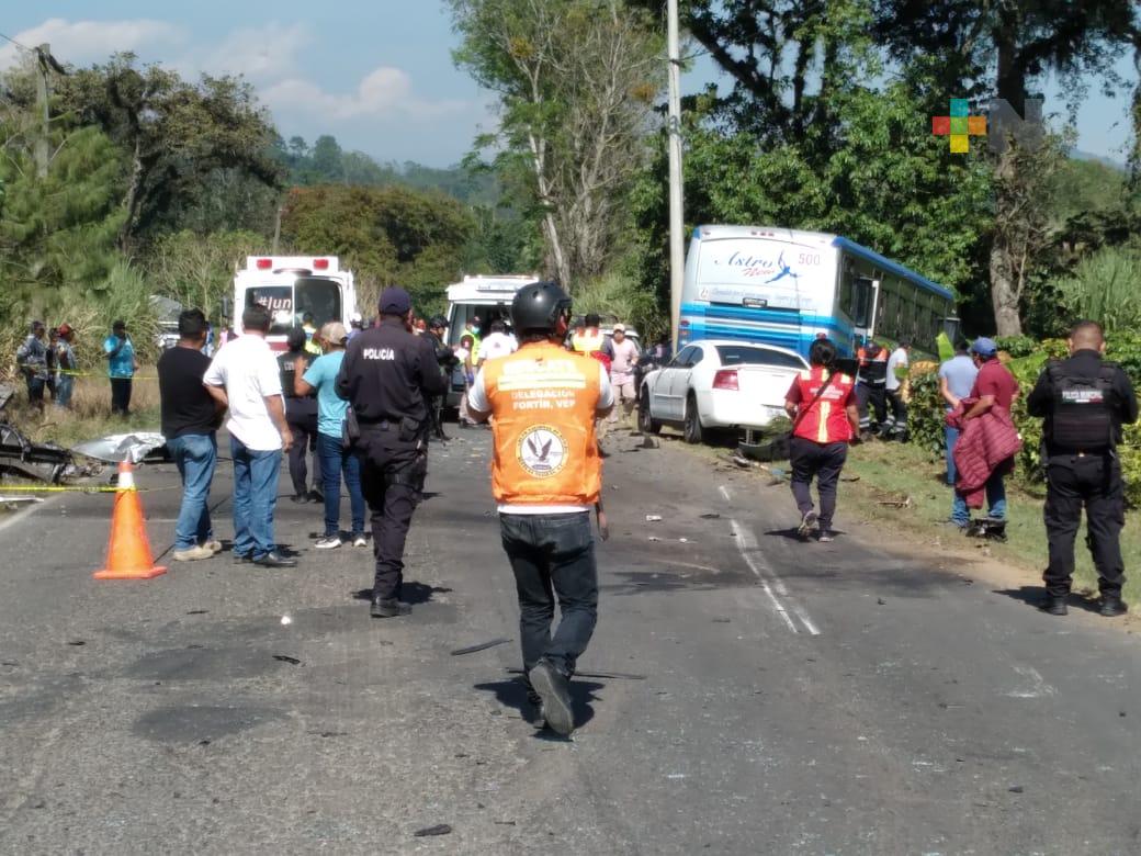 Choque entre automóvil y camión en carretera Fortín-Huatusco deja una persona fallecida