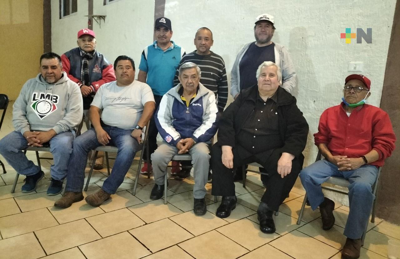 Reconocen trayectoria en pro del beisbol banderillense, de Luis Apolinar Alva