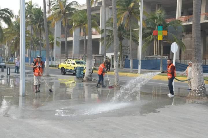 Operativo de barrido y limpieza tras inicio de Año Nuevo en Veracruz puerto