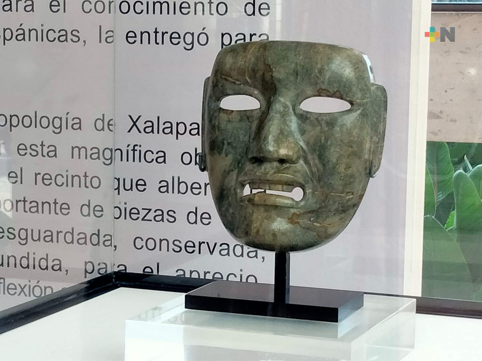 Exhibe Museo de Antropología de Xalapa máscara olmeca recuperada en Nueva York