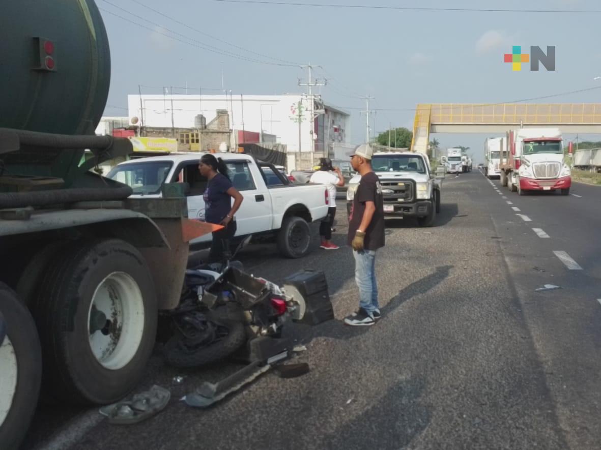 Motociclista lesionado tras impactarse contra tráiler en carretera Veracruz-Xalapa