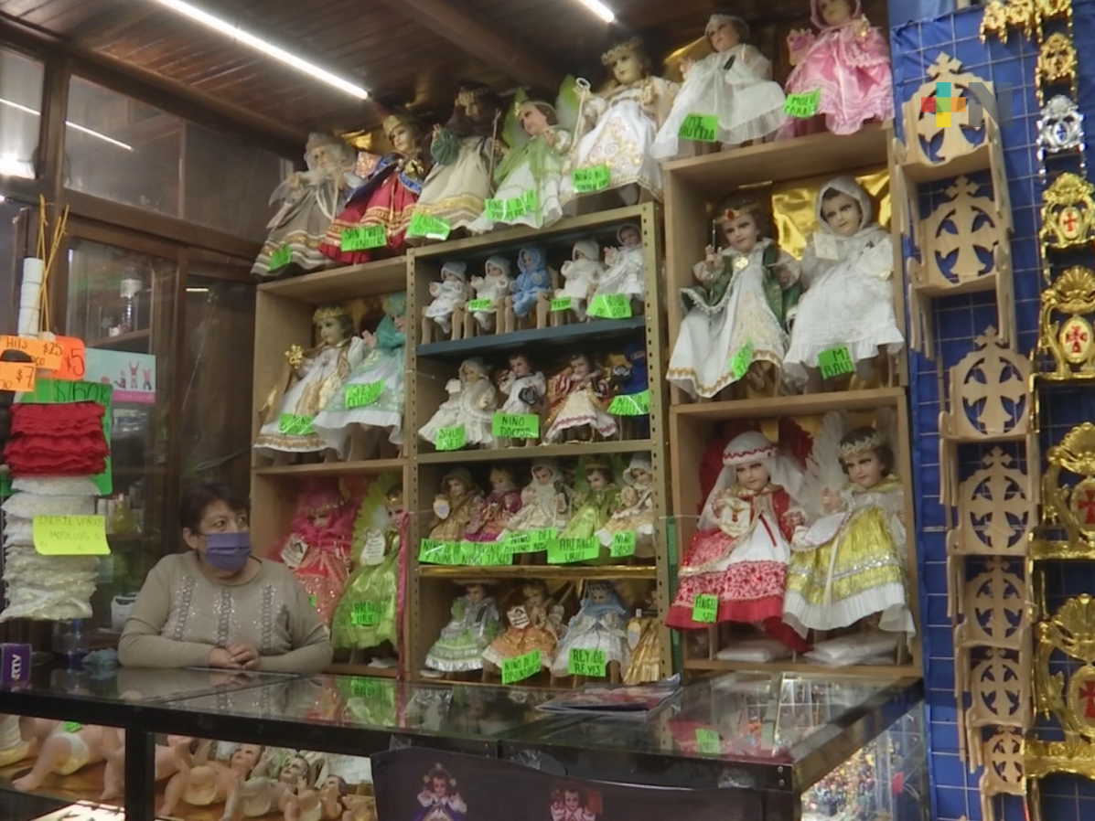 Padrinos se preparan para vestir a Niño Dios