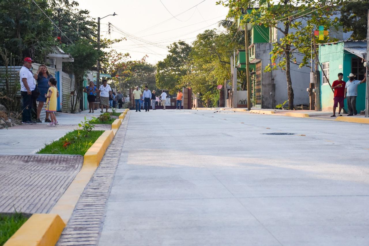 Inauguran pavimentación de calle Ferrocarril de colonia López Mateos en Coatzacoalcos