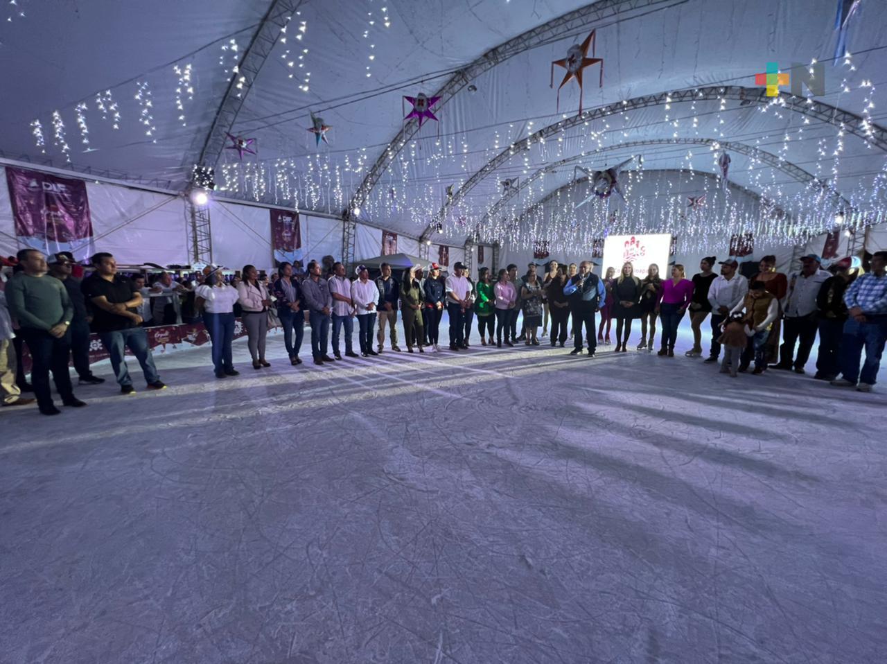 Clausura secretario de Gobierno pista de hielo en Cosamaloapan
