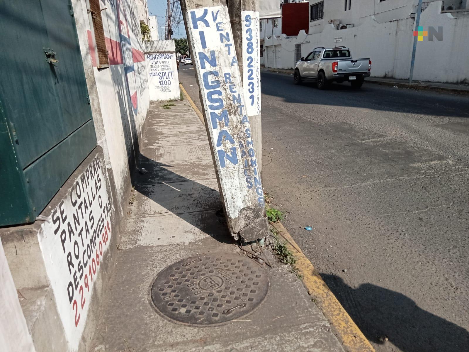 Poste deteriorado preocupa a vecinos de la colonia Playa Hermosa en Boca del Río