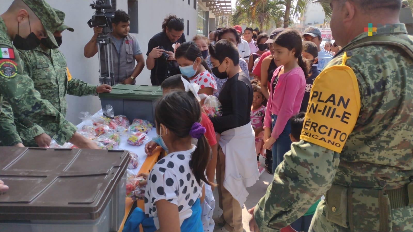 Reparte Sedena dulces en bajos del Hospital Infantil de Veracruz