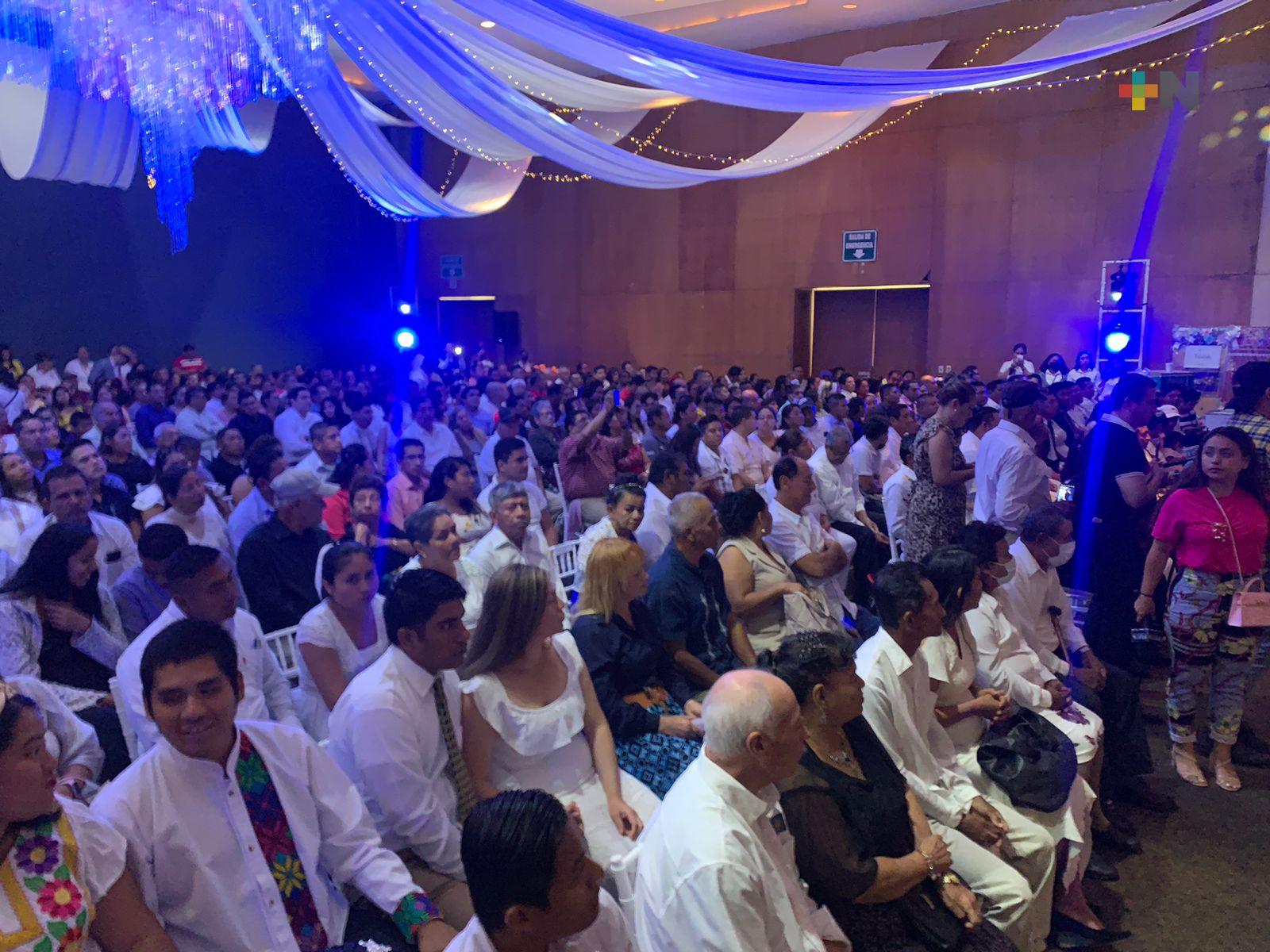 Más de 200 parejas se unen en boda colectiva de Coatzacoalcos